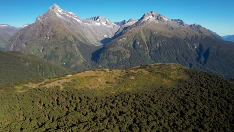 Beautiful-high-mountain-landscape-of-Fiordland-National-Park,-New-Zealand