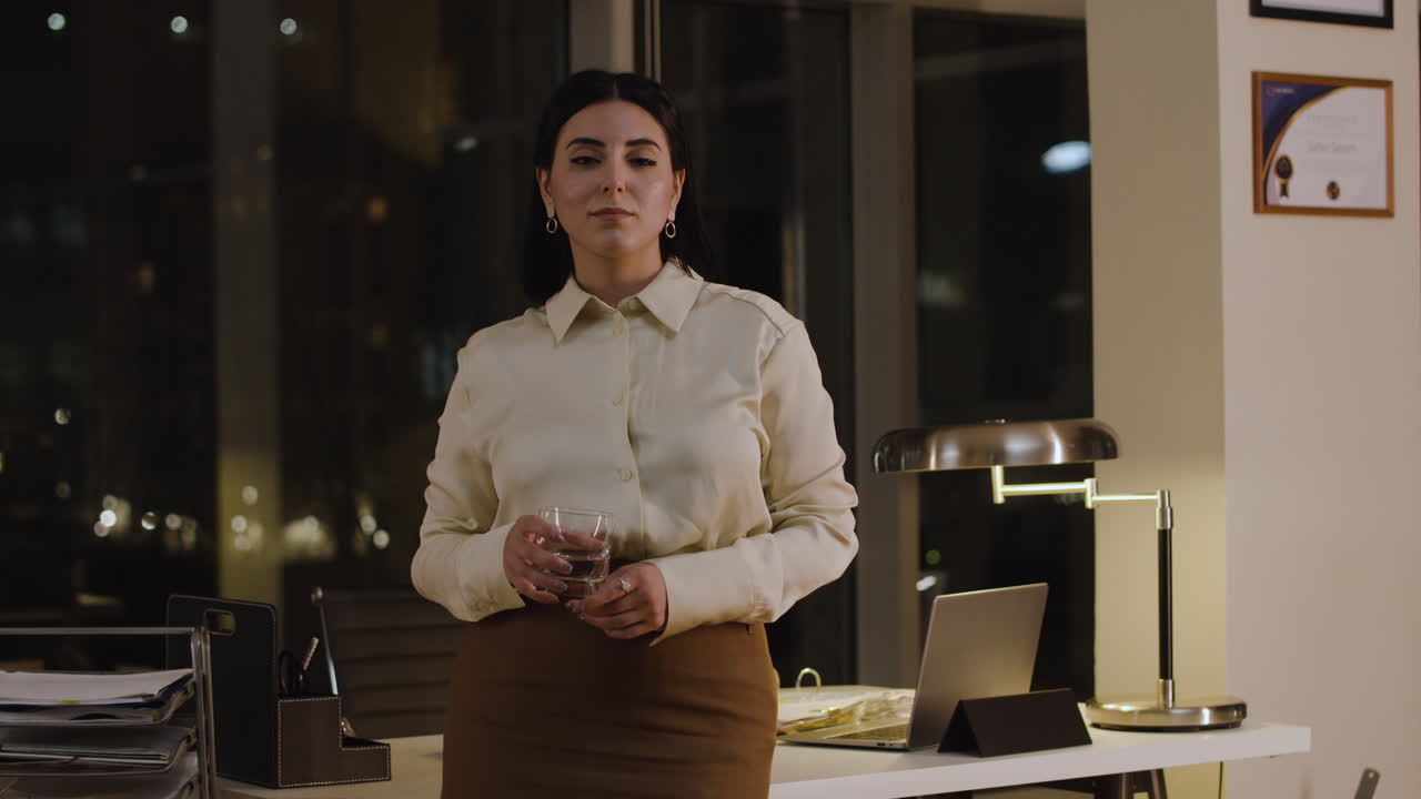 joven posando en la oficina