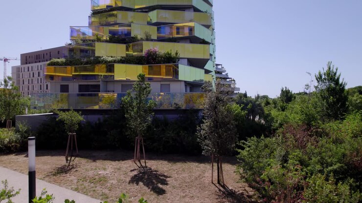 Moderno edificio de apartamentos de estilo francés entre los árboles verdes de Montpellier