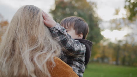 Mutter-Und-Sohn-Gehen-Im-Herbstpark-Spazieren