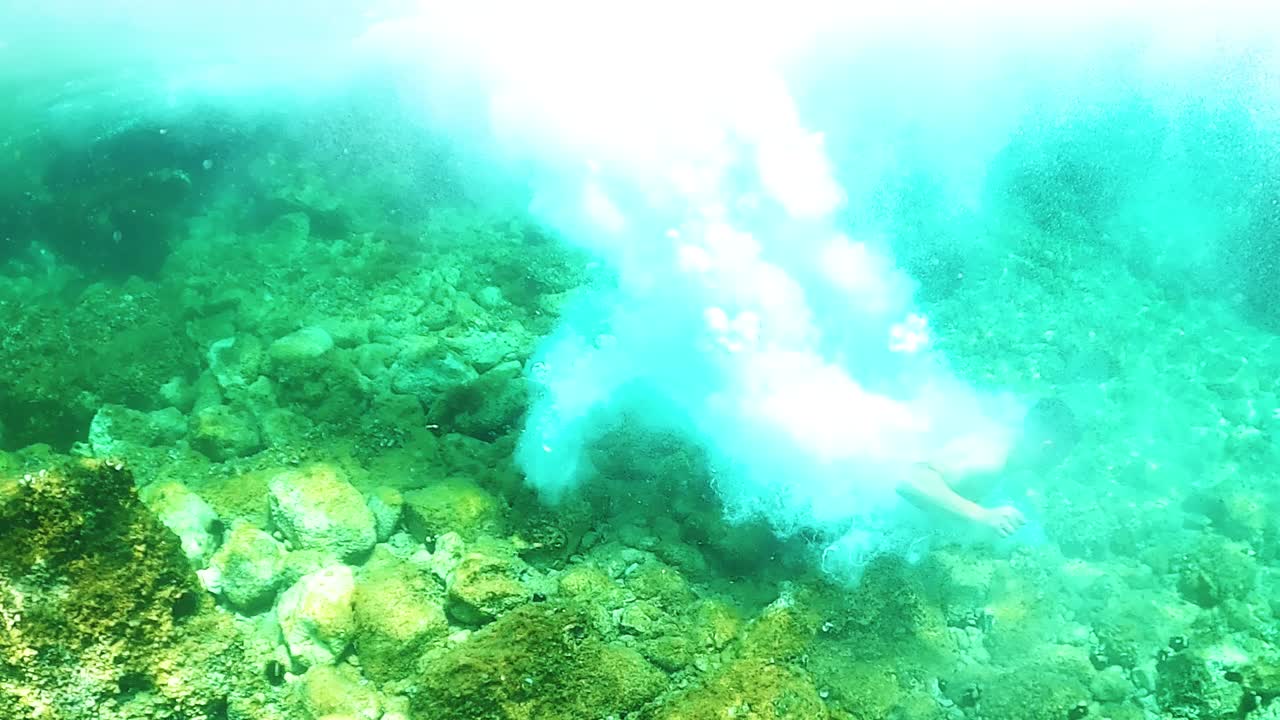 깨끗한 바닷물 스노클링으로 다이빙하고 해저에서 산호와 물고기를 찾는 남자