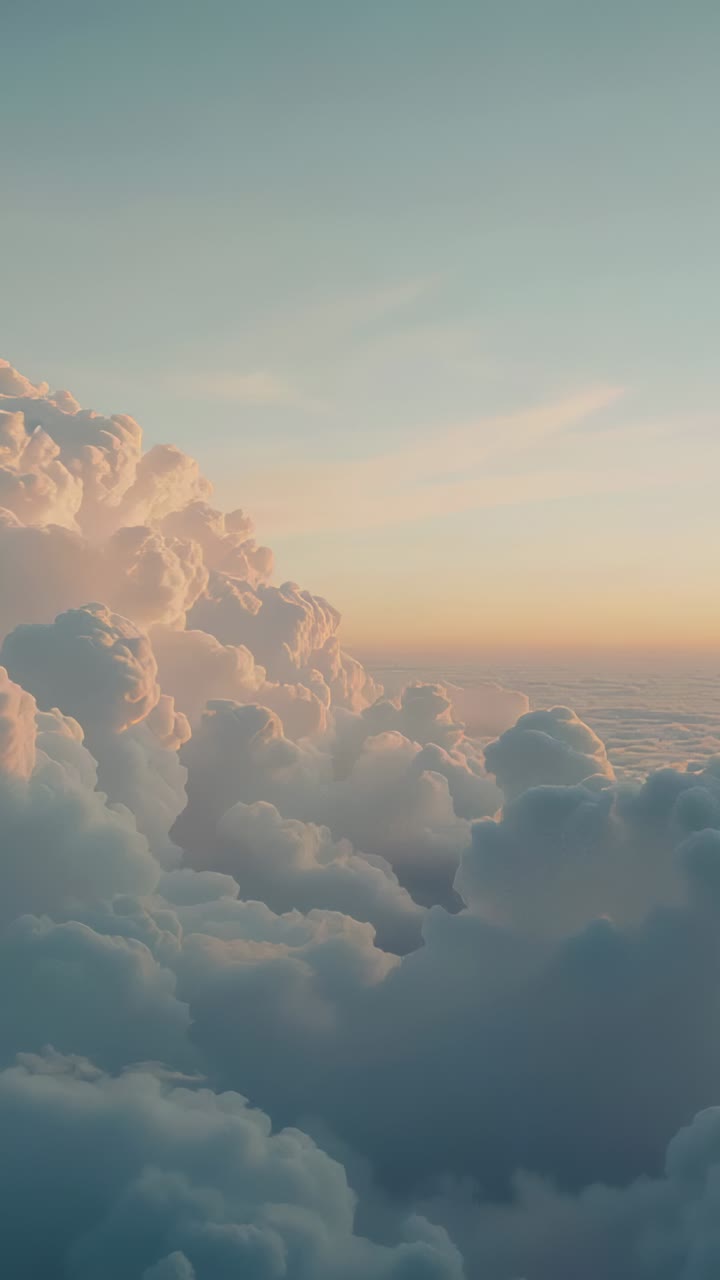 Video verticale: drone con telecamera in movimento che rivela le cime dei cumuli sopra la coltre di nuvole, calda luceEdge