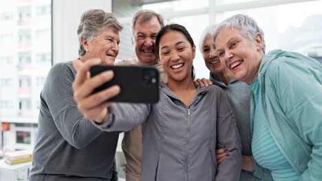 Ältere-Freunde,-Selfie-Und-Lächeln-In-Der-Fitnessgruppe