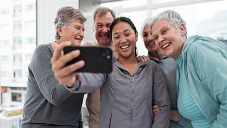 amigos ancianos, selfies y sonrisas en el grupo de fitness