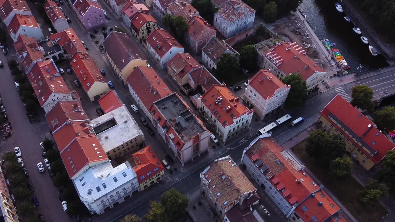 LETECKÝ záběr dronem Starého Města v Klaipėdě, Litva