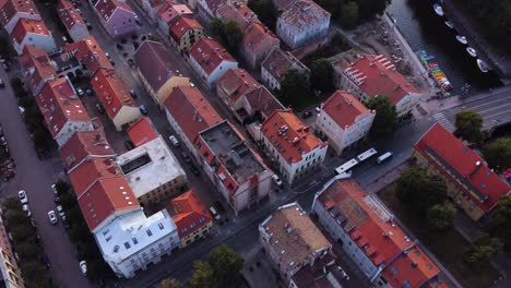 toma aérea de drones del casco antiguo de klaipeda, lituania