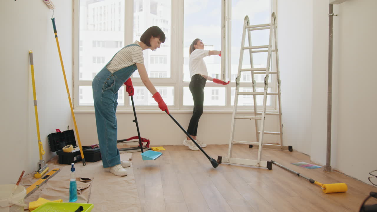 dos mujeres renovando una habitación