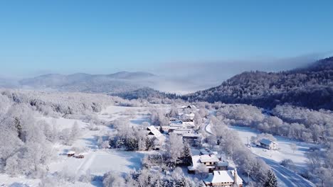 Un-Pequeño-Pueblo-En-Un-Paisaje-Invernal-Visto-Desde-Un-Dron