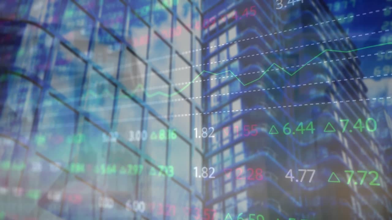 animación de la tabla de negociación sobre la sección media del edificio moderno contra el cielo nublado