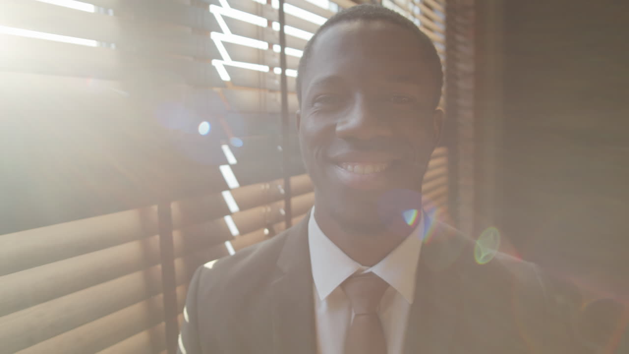 retrato de un alegre hombre de negocios negro en la oficina