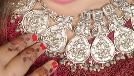 indian bridal necklace with mehendi