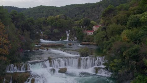 Rückwärtsflug-über-Die-Wunderschönen-Krka-Wasserfälle-Im-Krka-Nationalpark-In-Kroatien,-Luftaufnahme