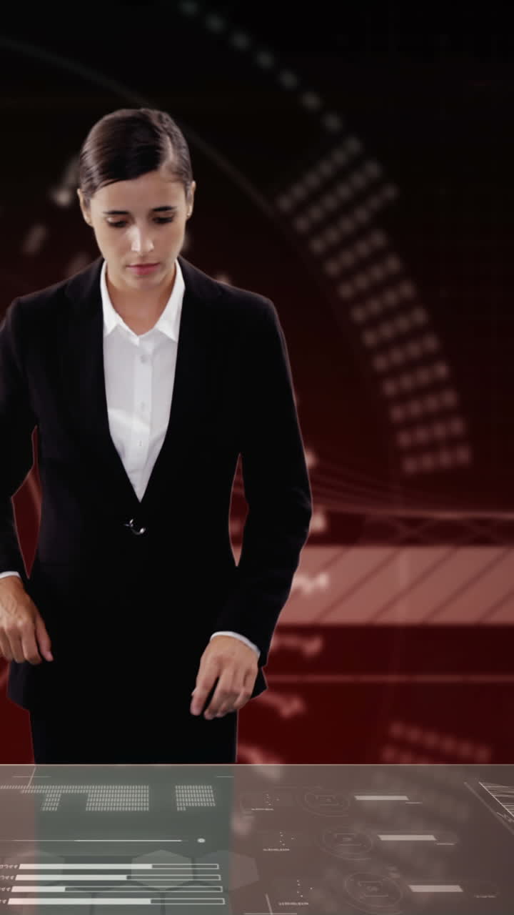 mujer de negocios usando una pantalla digital