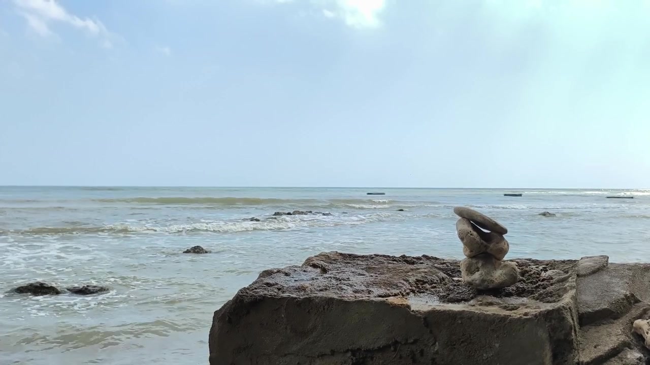 Pietre impilate sulla riva di una spiaggia rocciosa