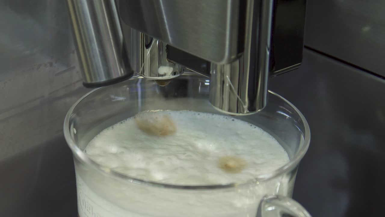 máquina de café preparando una bebida de café