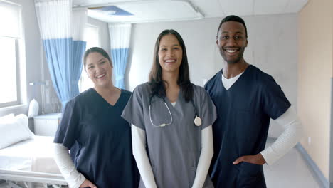 retrato de hombres y mujeres médicos felices y diversos sonriendo en la sala del hospital, en cámara lenta