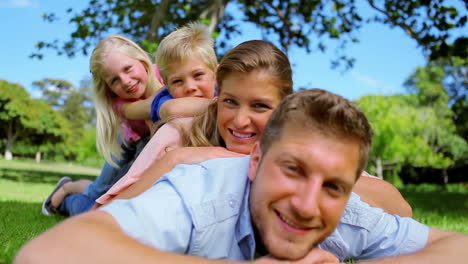 Familie-Liegt-übereinander-Im-Park