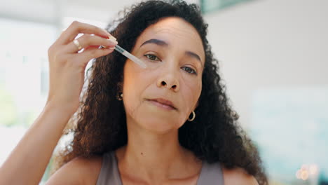 mujer madura aplicando suero ocular