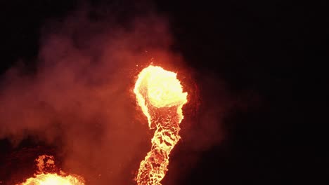 lava hirviendo que fluye del cráter del volcán en erupción en la oscuridad