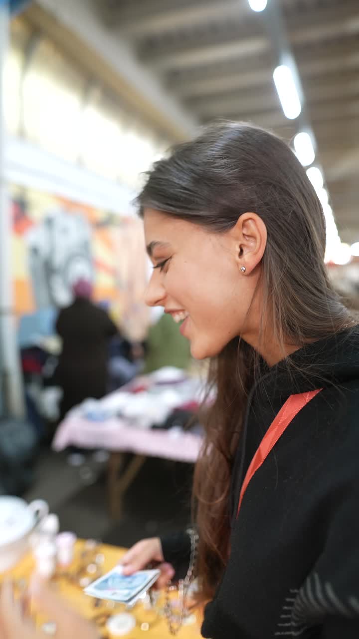 Donna che fa acquisti a un mercatino delle pulci