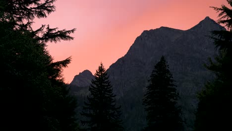 Puesta-De-Sol-Rosa-Sobre-El-Cañón-Del-Monte-En-El-Parque-Nacional-Glaciar,-Lapso-De-Tiempo