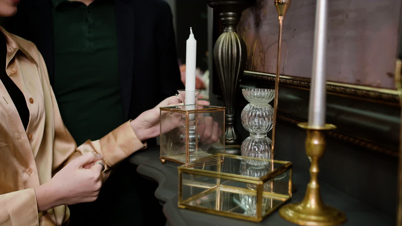 유리 상자를 열는 손