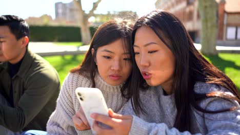 Junge-Ethnische-Millennials-Surfen-Auf-Smartphones-Und-Kommunizieren-Im-Park