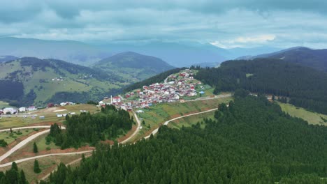 Vista-Aérea-Del-Pequeño-Pueblo-En-La-Cima-De-La-Montaña