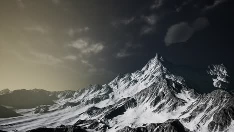 Montañas-En-El-Cielo-Nublado-De-La-Tarde