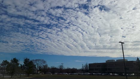 Claro-Muy-Agradable-Cielo-Azul-Suave,-Balanceo-Blanco,-Nubes-De-Lapso-De-Tiempo-De-Movimiento-Rápido-En-El-Horizonte,-Día-Relajante,-Fluffu,-Clima-De-Ligereza-Hinchada,-Formando-Un-Paisaje-De-Nubes-Blancas