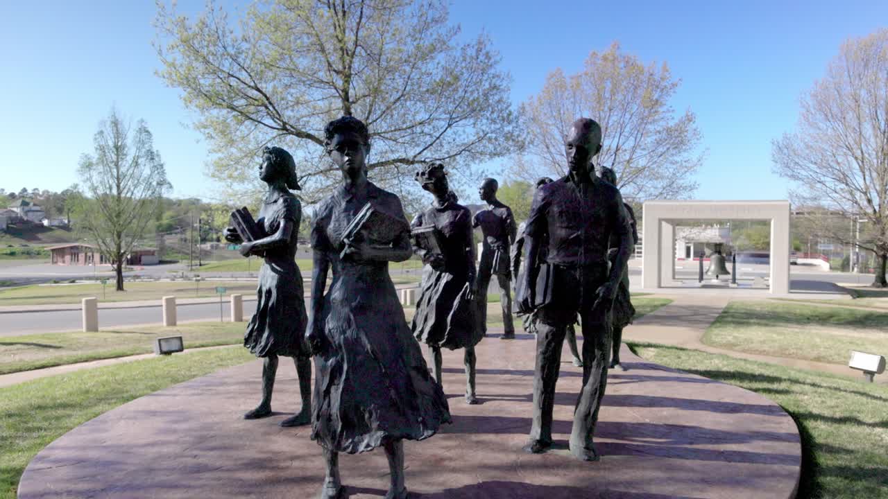 little rock nueve estatua de los derechos civiles estadounidenses en los terrenos del edificio del capitolio del estado de arkansas en little rock, arkansas con gimbal video dando vueltas en cámara lenta