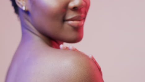 mujer afroamericana feliz con cabello oscuro corto en luz azul y rosa, cámara lenta
