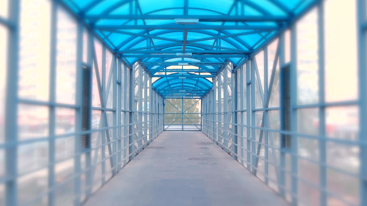 cruce peatonal elevado desde el interior. pasaje seguro a través de la carretera.