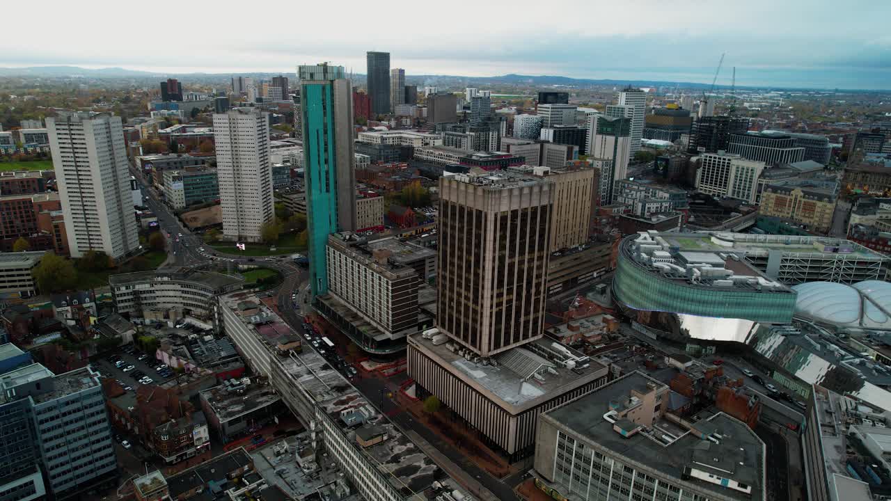 버밍엄 미들랜드 영국, 성장하는 대도시와 도심을 휩쓸고 있는 공중