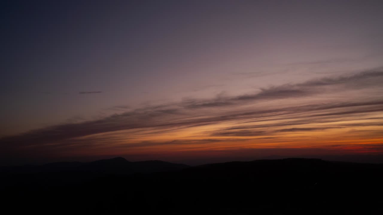달과 화려한 색상과 함께 검은 숲에서 아침 시간 경과