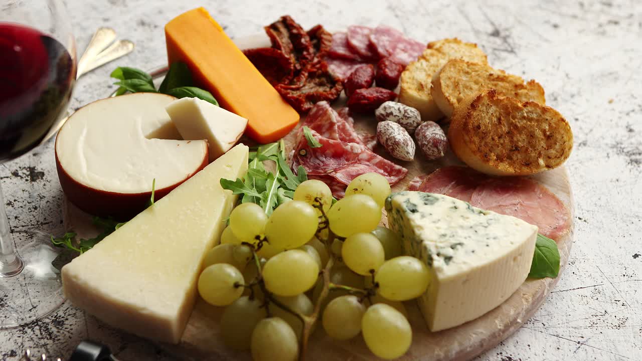 다양한 스페인 타파스 또는 이탈리아 전채 요리