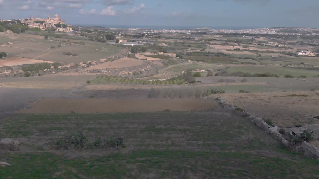 toma de drones de nubes moviéndose en los campos.