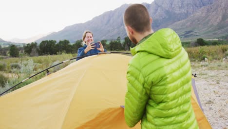 Pareja-Caucásica-Tomando-Una-Fotografía-En-La-Naturaleza