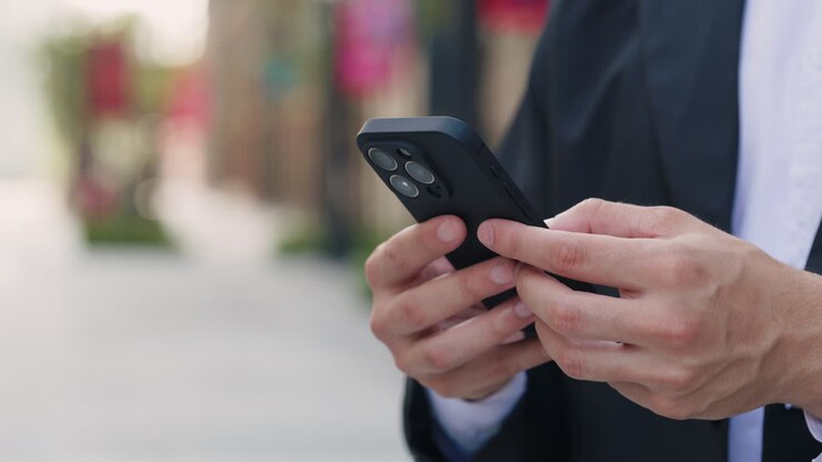 Persona che utilizza uno smartphone
