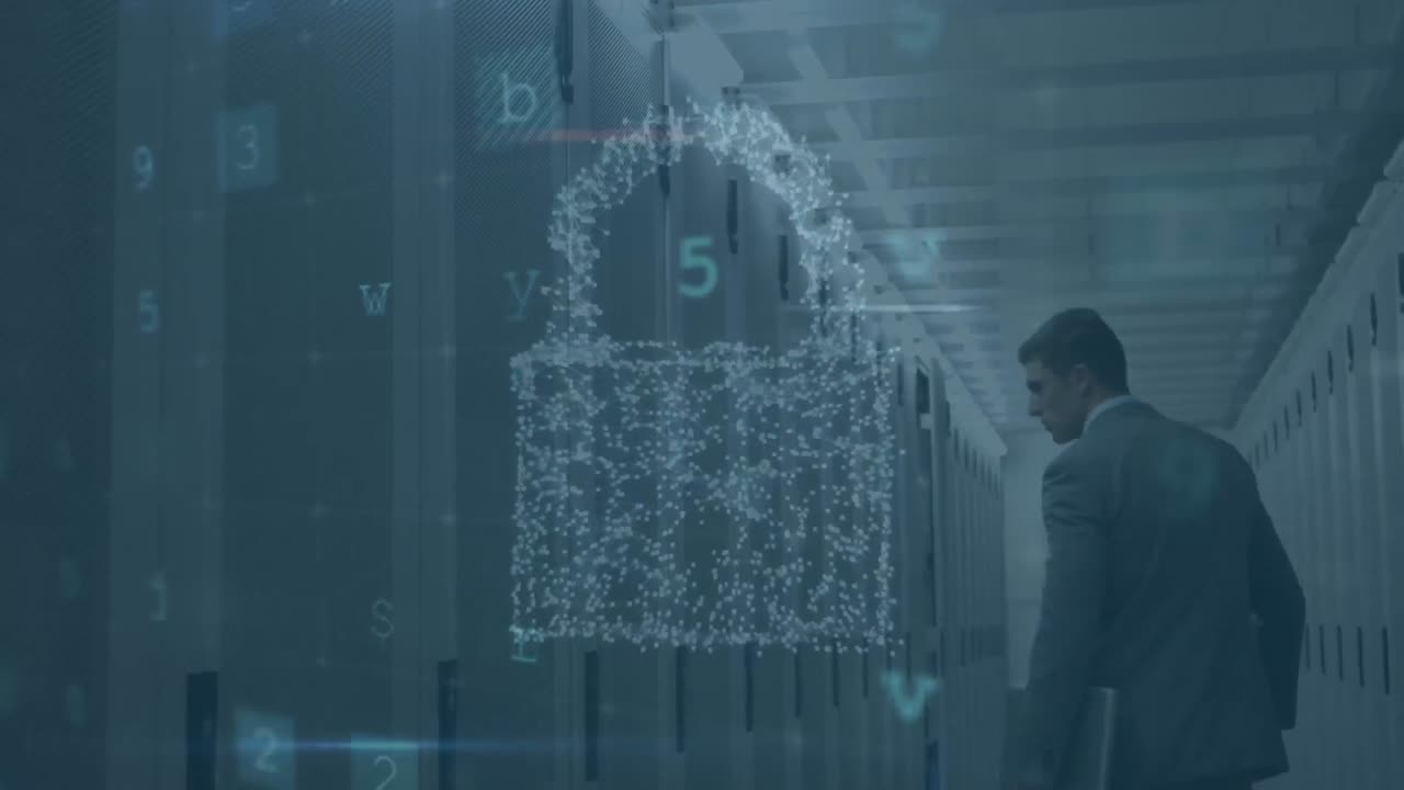 animatie van gegevensverwerking en hangslot pictogram over blanke man in serverkamer