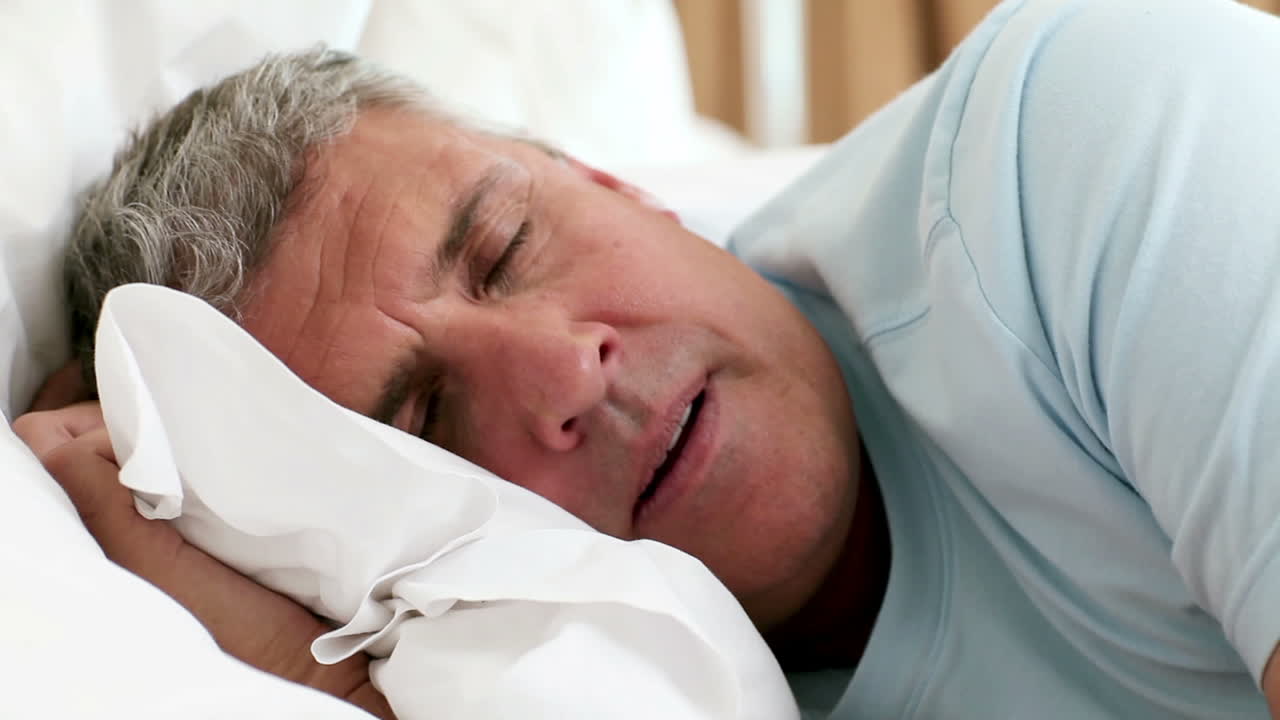 hombre maduro despertando