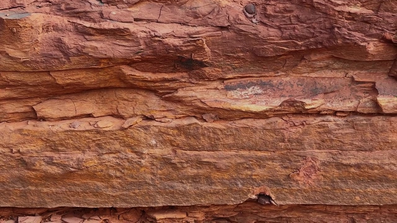 En spårningsbild som avslöjar tydliga sedimentära bergskikt med synliga horisontella skiktningar, vittringstexturer och naturlig stratifiering. Formationen visar geologiska processer och jordens historia.