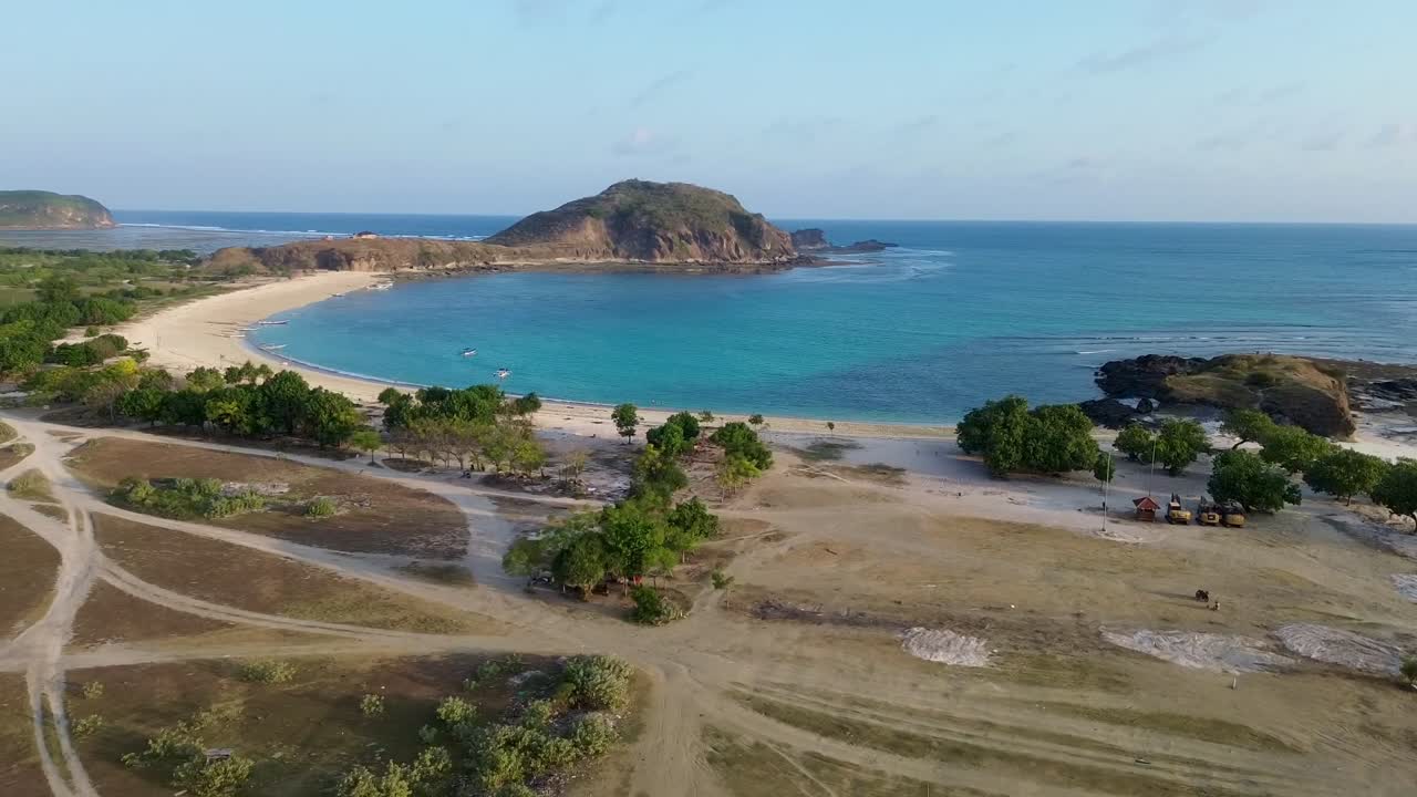 Drone Video of Tanjung Ann Beach – Bay View with Turquoise Waters, White Sand, and Scenic Cliffs on Lombok’s Stunning Southern Coastline