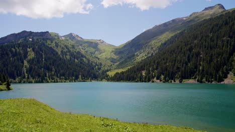 el lago azul de roselend, región de auvergne-rhône-alpes los alpes franceses