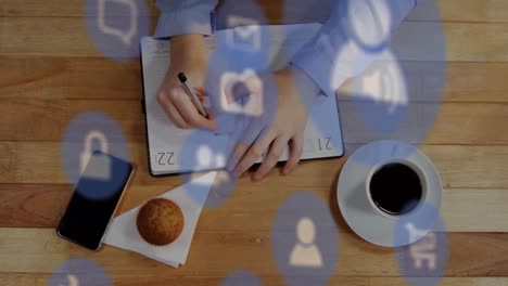animación de iconos digitales en línea sobre una mujer caucásica que escribe con un teléfono inteligente