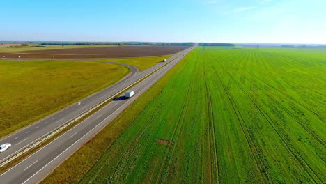 Draufsicht-Auf-Den-Straßenverkehr-Auf-Der-Autobahn.-Blick-Auf-Die-Autobahnlandschaft-Von-Oben