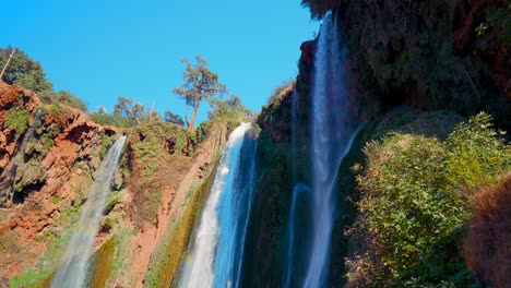 atemberaubender wasserfall in einer gebirgigen landschaft