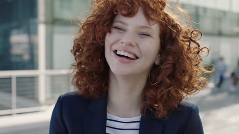 retrato de una joven mujer de negocios de cabello rojo riendo feliz interno campus