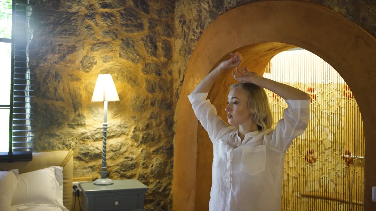 mujer relajándose en un acogedor dormitorio rústico