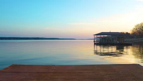 Muelle-Flotante-De-Madera-Con-Escalera-De-Metal-En-Un-Lago-Tranquilo-Al-Amanecer-A-Lo-Largo-De-La-Orilla-Del-Gran-Lago-En-Oklahoma